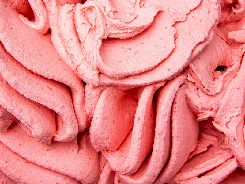 Erdbeere Gelato mit passenden Zutaten